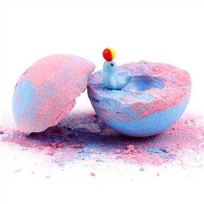 Bombe za kupanje s igračkom za dijete